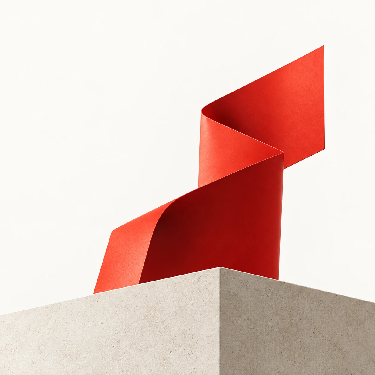 Escultura vermelha em movimento ascendente sobre uma base de pedra clara
